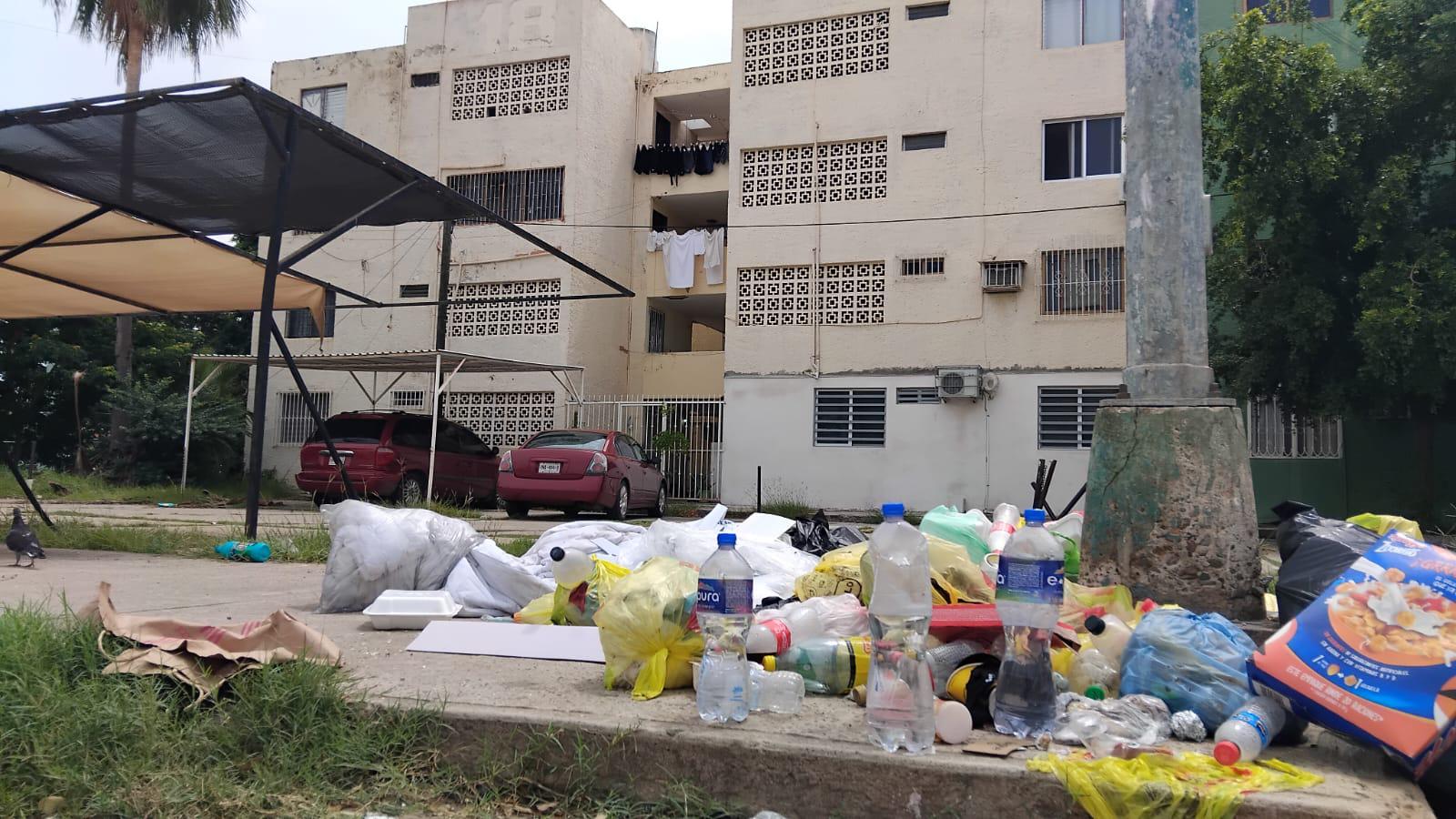 $!Entre basura y desechos, continúa la contaminación en el fraccionamiento El Toro, en Mazatlán