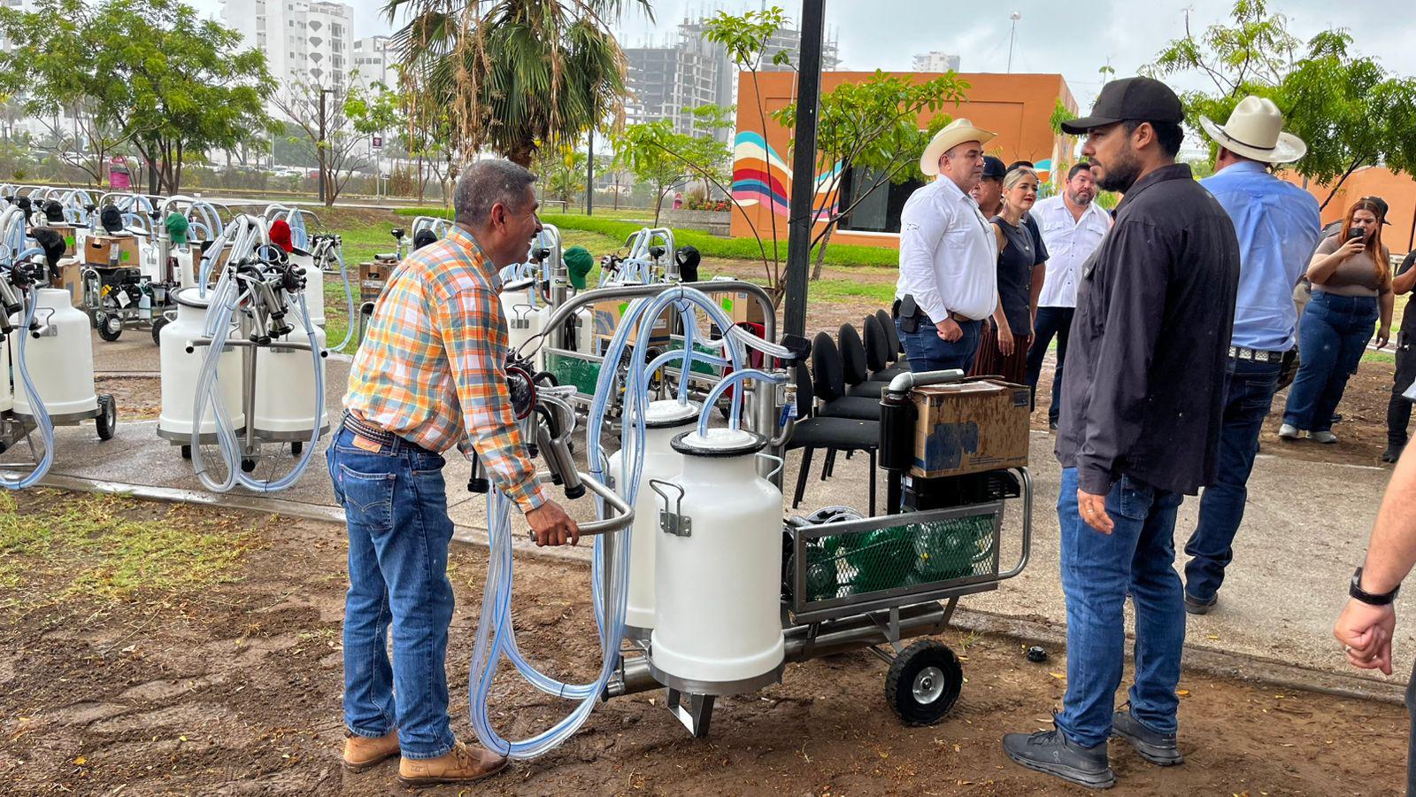 $!Reciben productores ganaderos 21 ordeñadoras mecánicas para fortalecer su actividad pecuaria