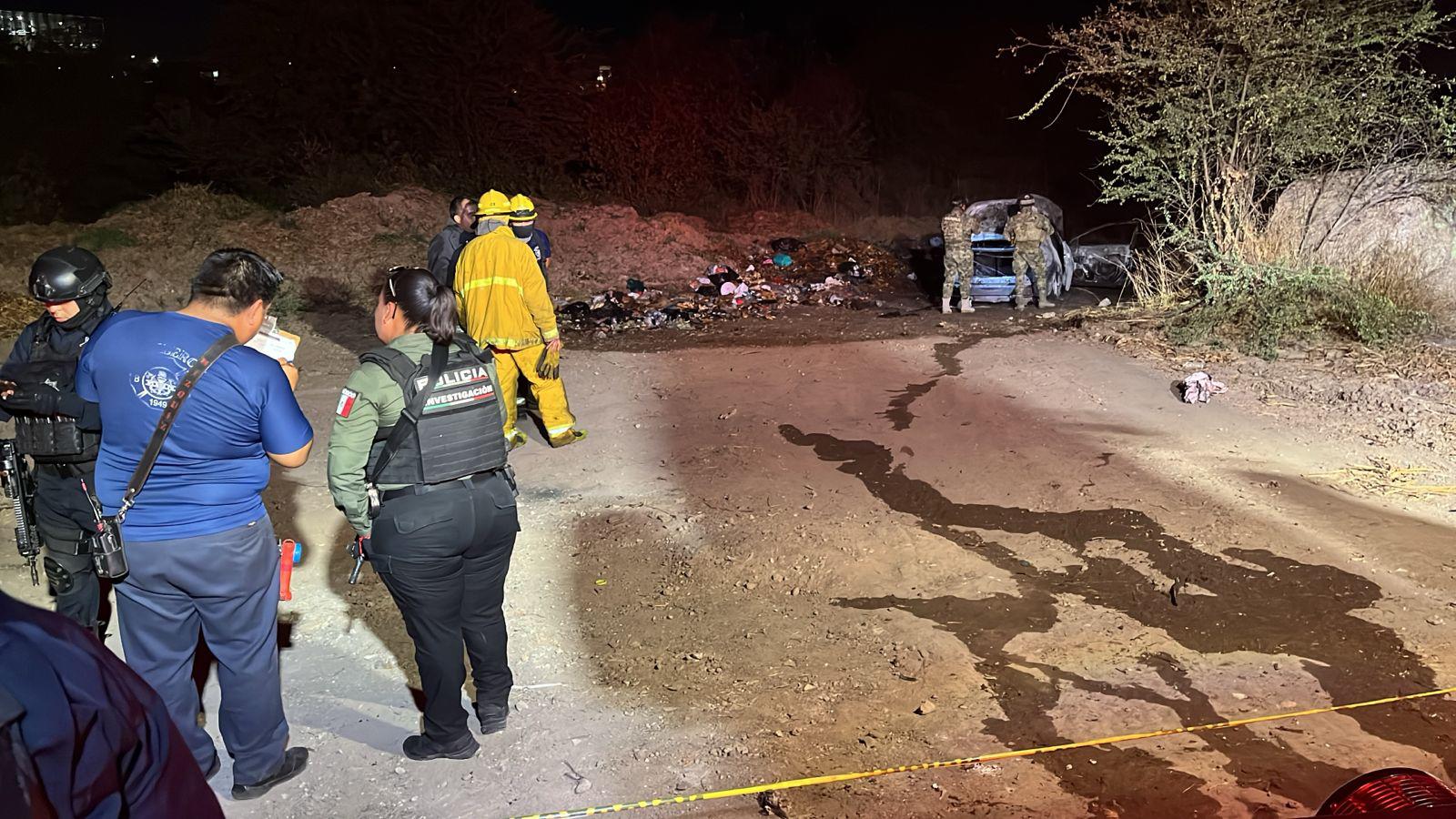 $!Hallan cuerpo carbonizado en la cajuela de un vehículo incendiado en Culiacán