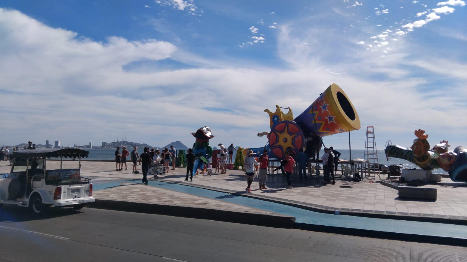 $!Con su llegada al malecón, los monigotes ‘anuncian’ que el Carnaval está cerca