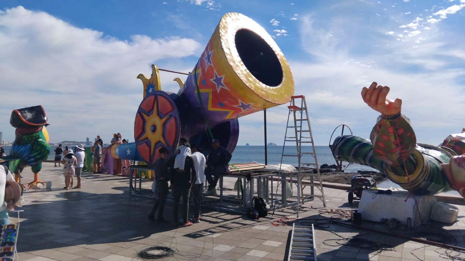 $!Con su llegada al malecón, los monigotes ‘anuncian’ que el Carnaval está cerca