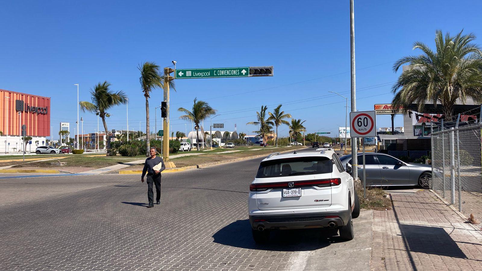 $!Falta de cruces peatonales o señalamientos genera riesgo en avenida de La Marina