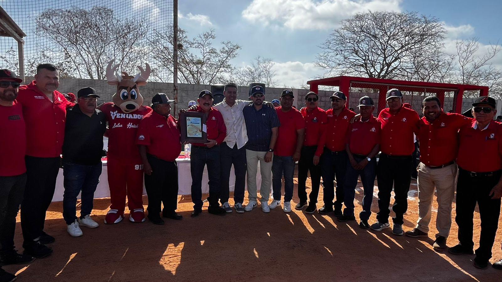 $!Reconocen trayectoria de Soto Valle en Nacional de Regiones Pingüica