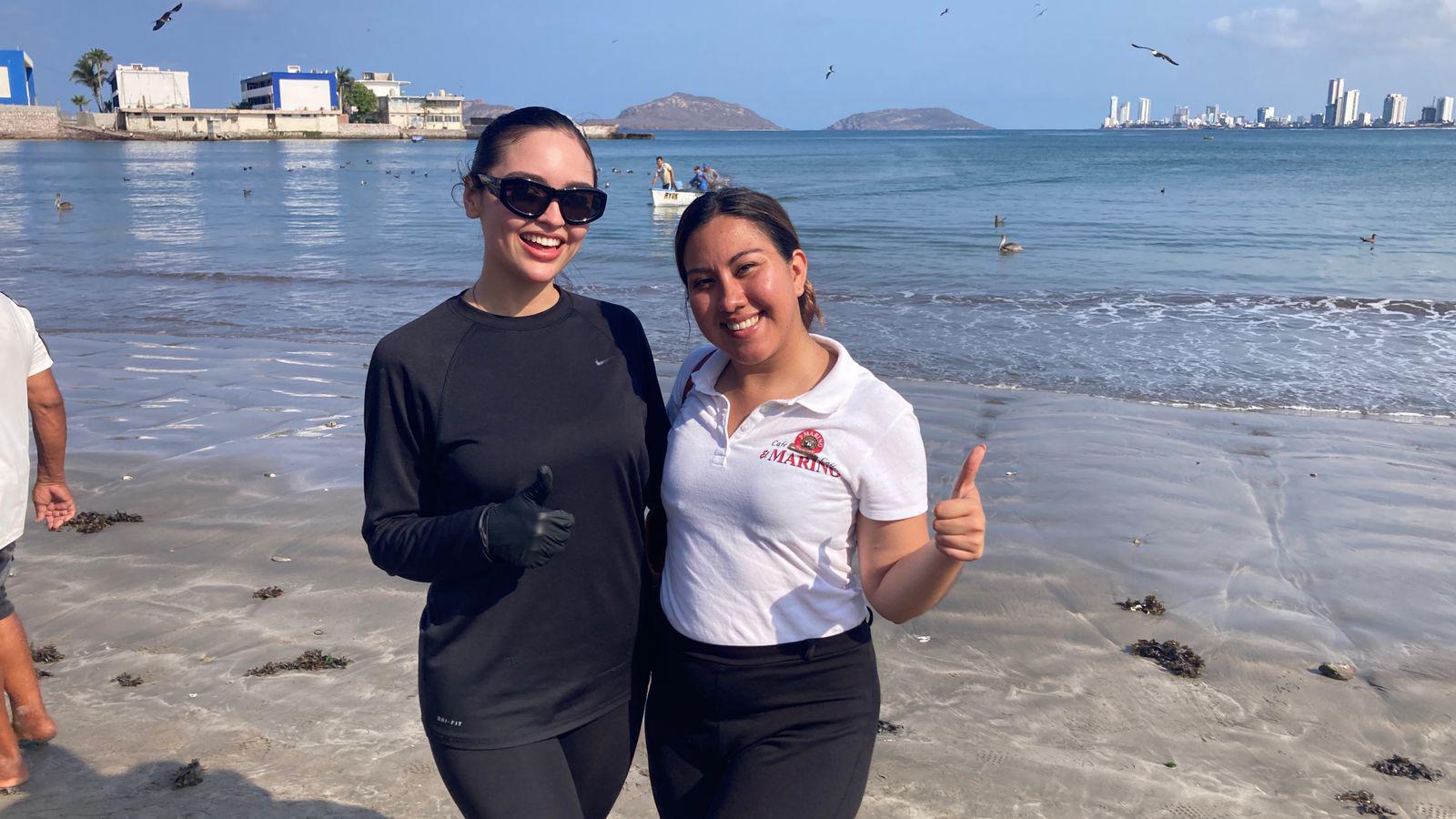 $!Brigada masiva limpia 16 kilómetros de playa, en Mazatlán