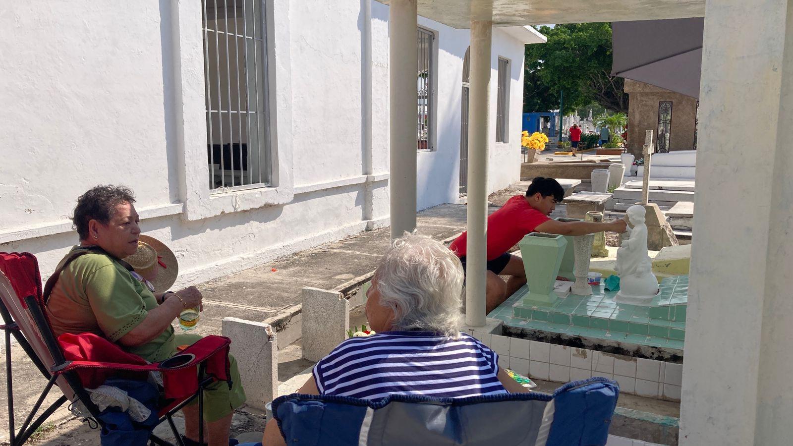 $!Registran panteones de Mazatlán buena afluencia en el Día de Todos los Santos