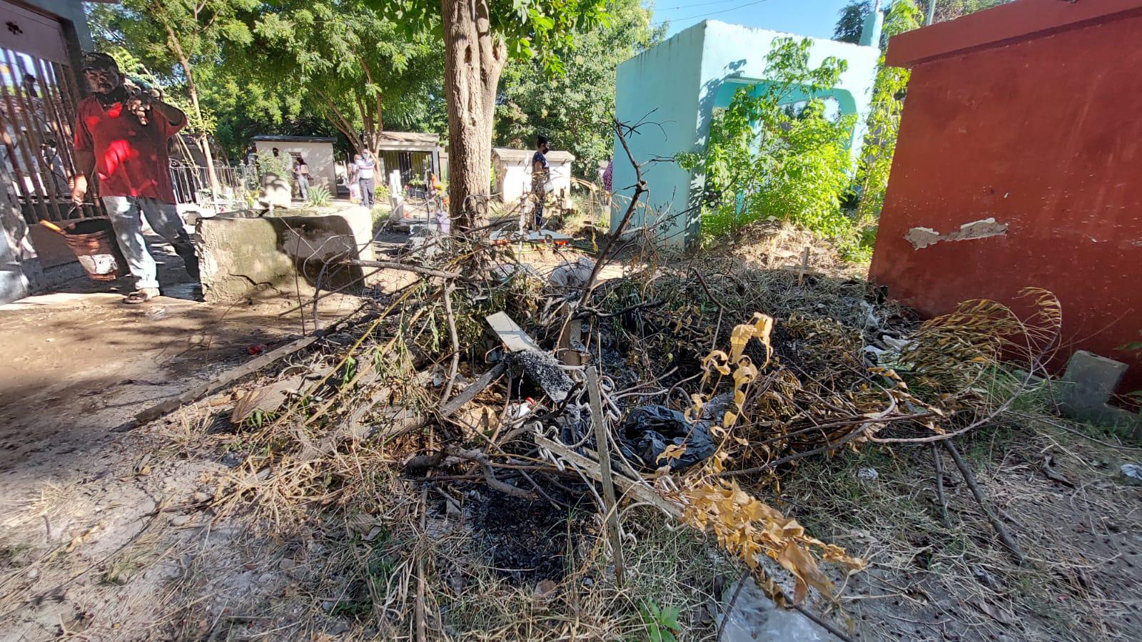 $!Visitan a sus muertos y encuentran un panteón sucio y descuidado en Guasave