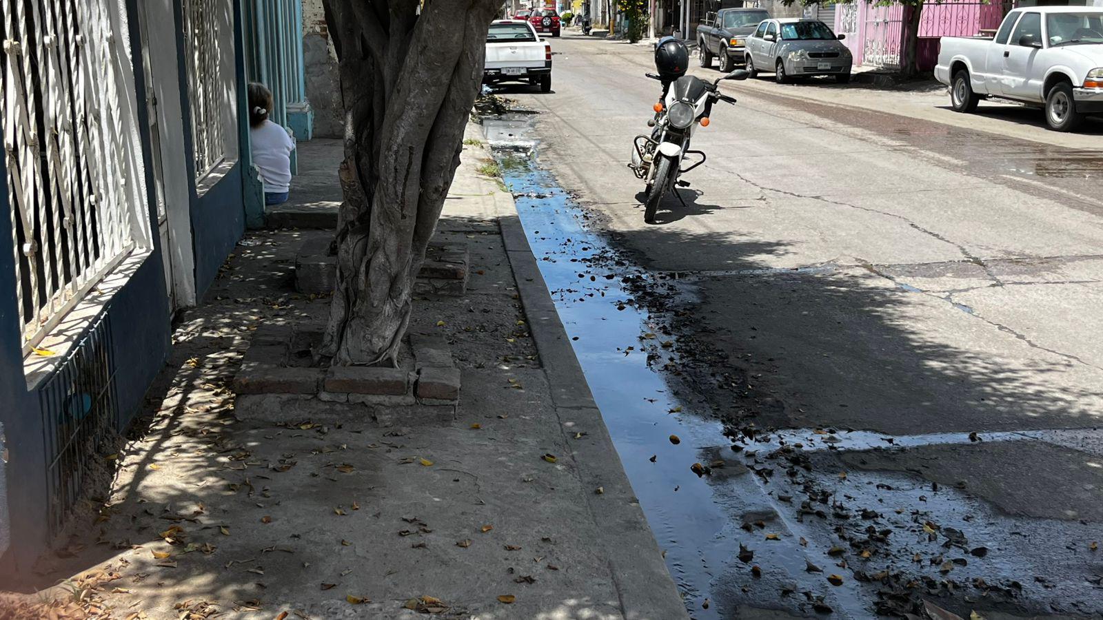 $!Denuncian fuga de aguas negras en la colonia Ramón F. Iturbe, en Mazatlán; advierten bloqueos