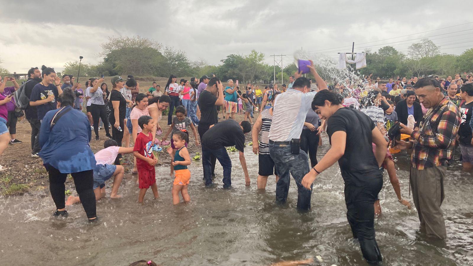 $!Cumplen feligreses a San Juan Bautista en el Río Presidio, en Villa Unión