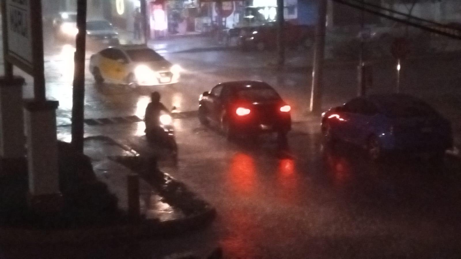 $!Cae fuerte lluvia, acompañada de rachas de viento, en Mazatlán