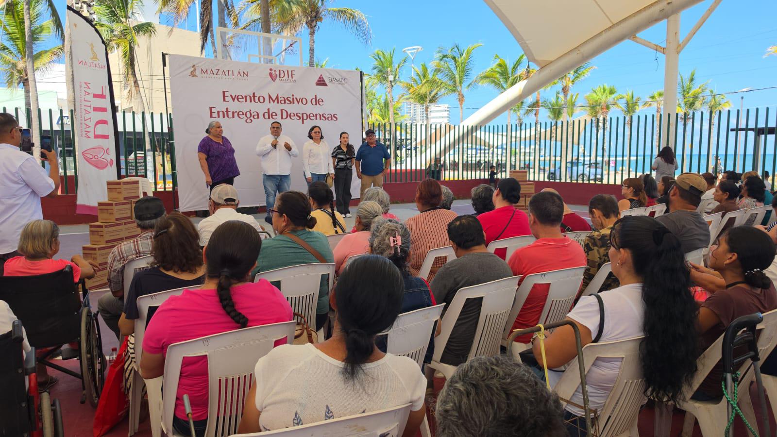 $!DIF Mazatlán reparte despensas a mil 648 personas de la zona urbana y rural
