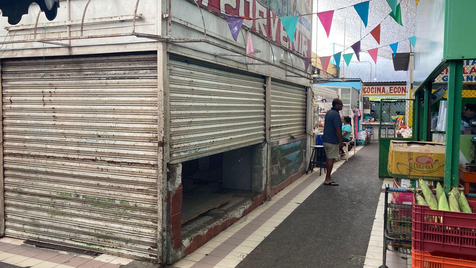 $!Mercados de Mazatlán operan con deficiencias de infraestructura y riesgos, denuncia regidor