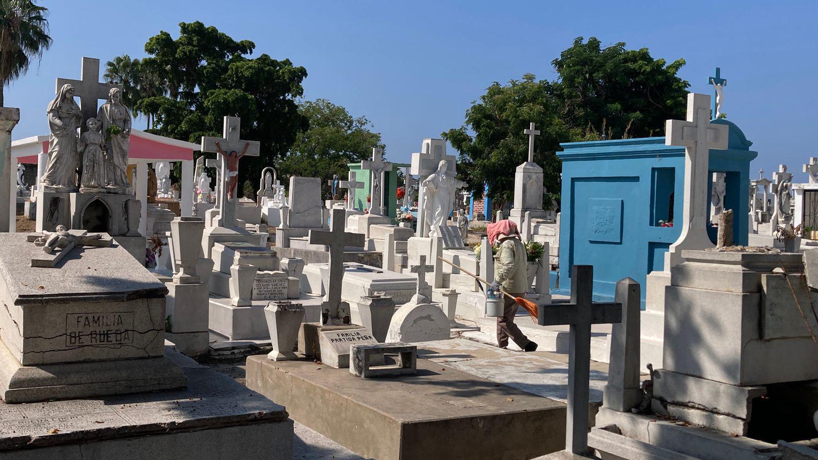 $!Mazatlán alista panteones para recibir a miles por Día de Muertos