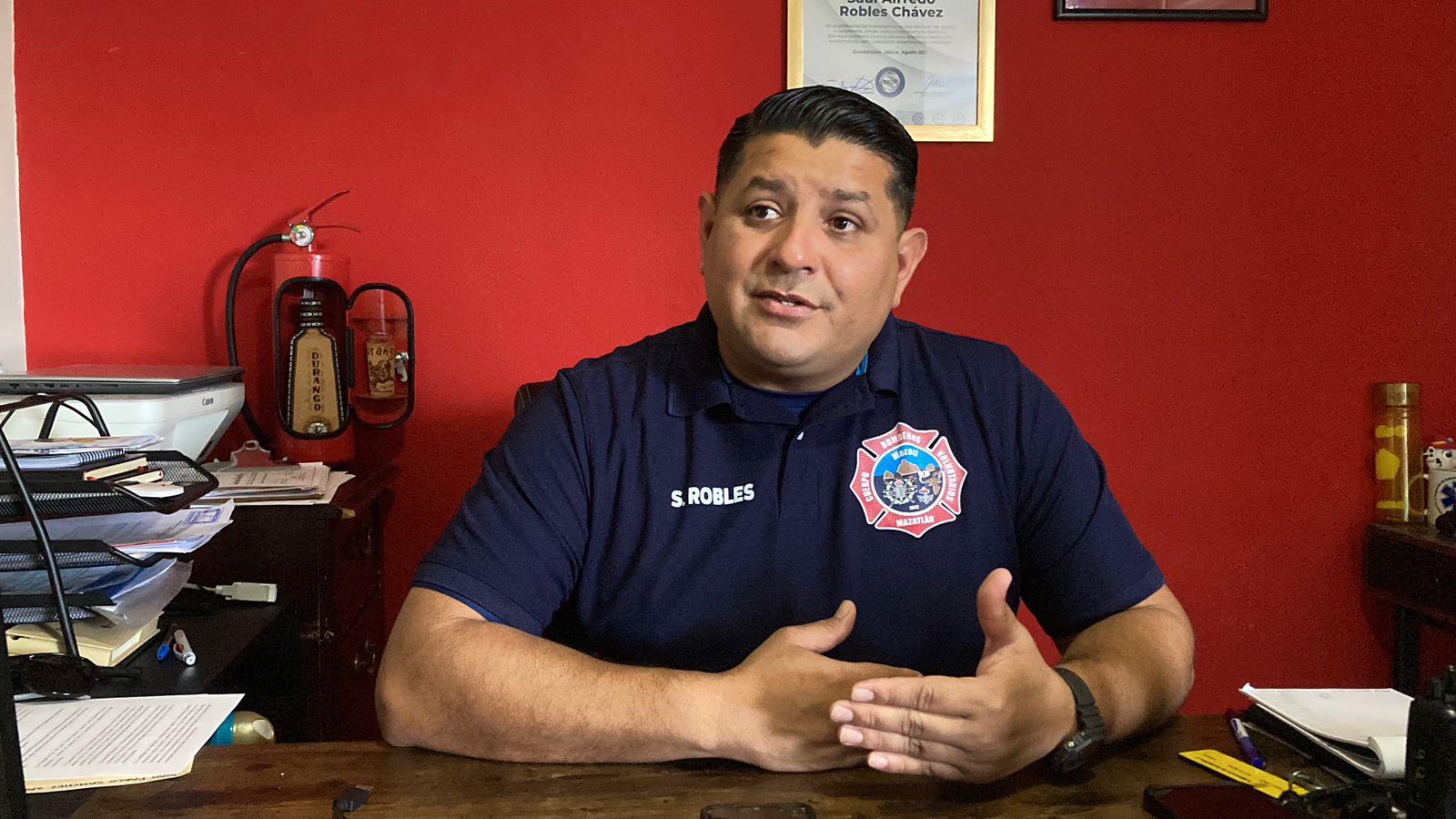 $!Llaman Bomberos a tener cuidado con las luces del pino de Navidad este año