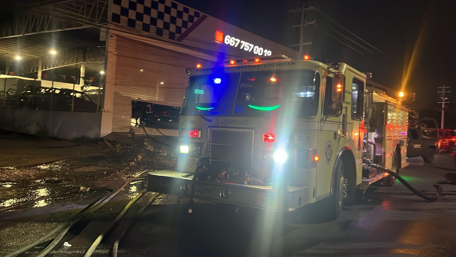 $!Incendian lote vehículos en la colonia Miguel de la Madrid, en la salida sur de Culiacán