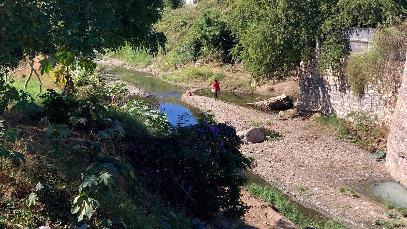 $!Aparece nuevo derrame de aguas negras en el arroyo Jabalines sobre avenida Juan Pablo II, en Mazatlán
