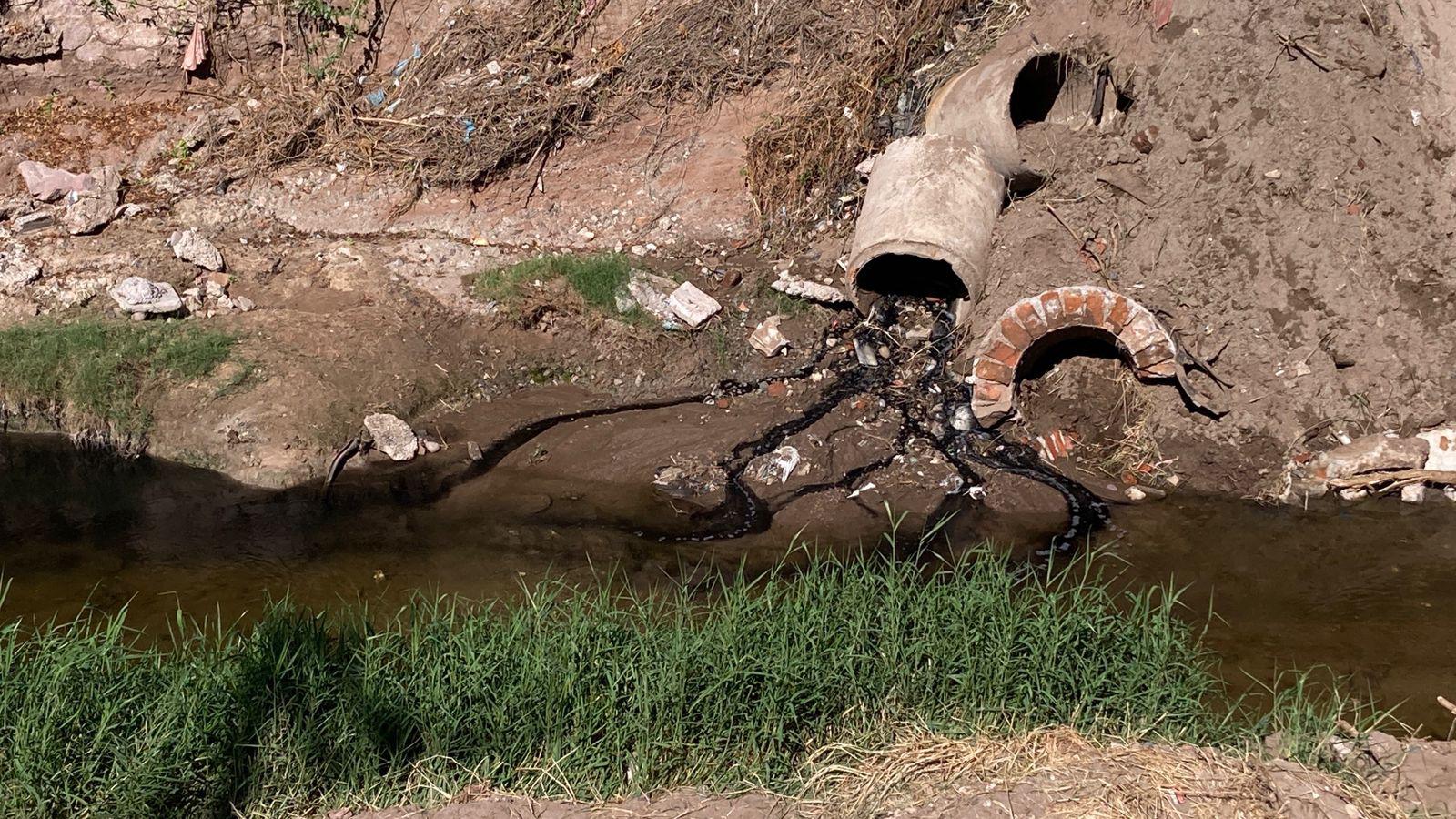 $!Aparece nuevo derrame de aguas negras en el arroyo Jabalines sobre avenida Juan Pablo II, en Mazatlán