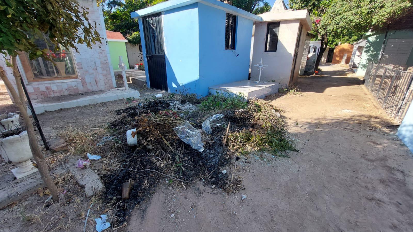 $!Visitan a sus muertos y encuentran un panteón sucio y descuidado en Guasave