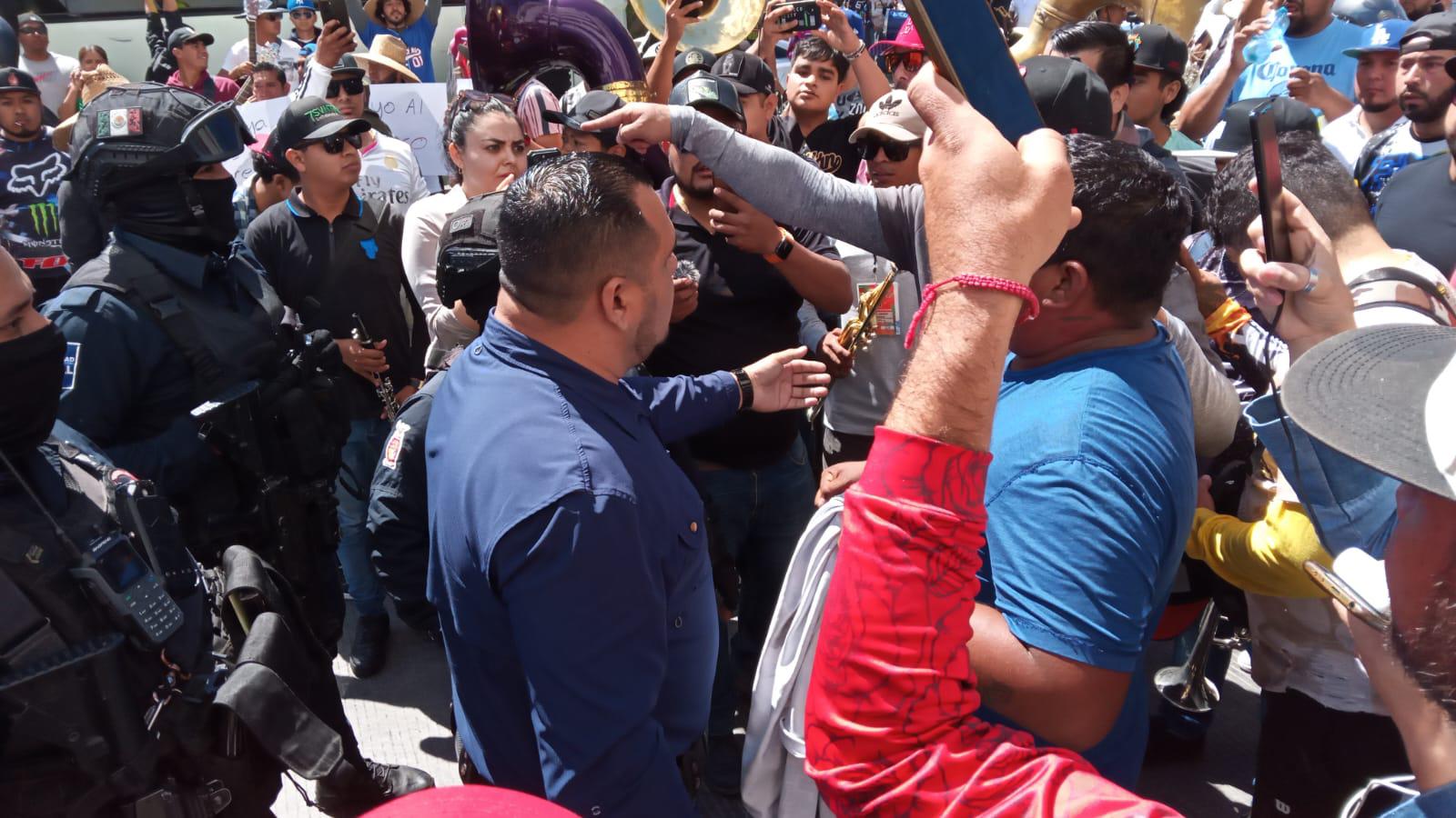 $!Se manifiestan músicos tocando y con marcha en plena zona turística