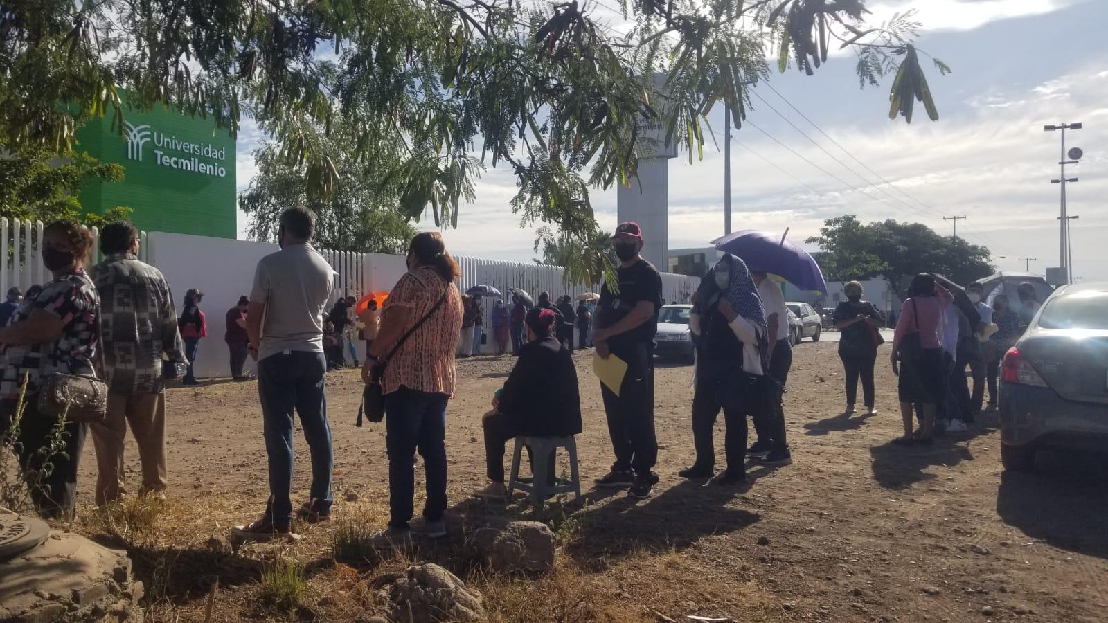 $!Se alarga un kilómetro fila de vacunación contra el Covid para adultos mayores en Culiacán