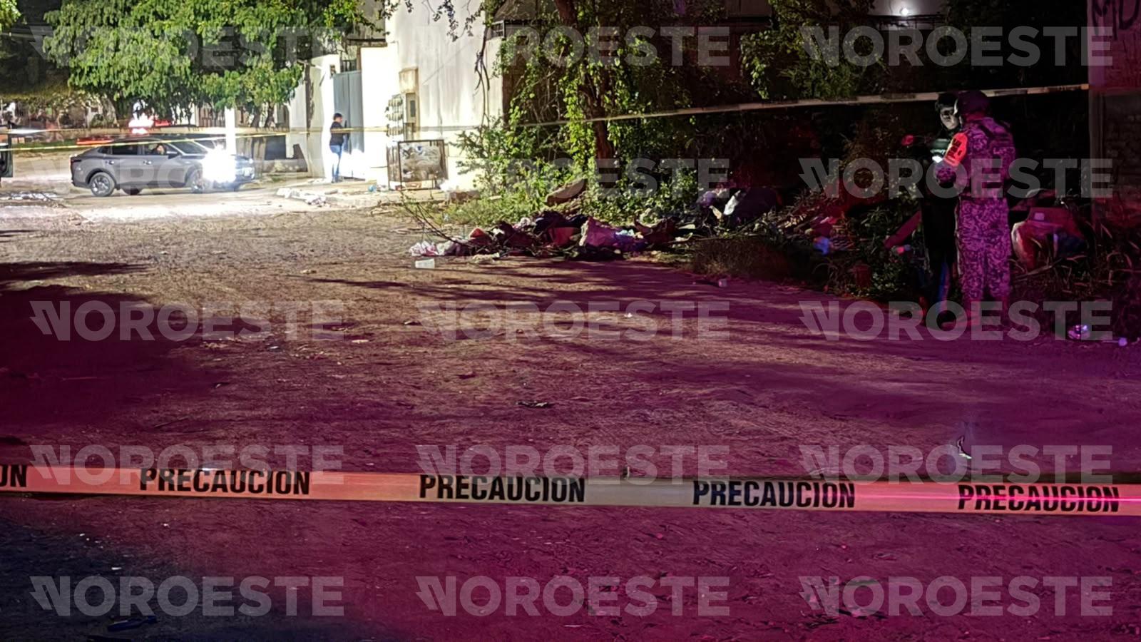 $!En Mazatlán, hallan cuerpo de un hombre envuelto en una sábana en la colonia Mazatlan II