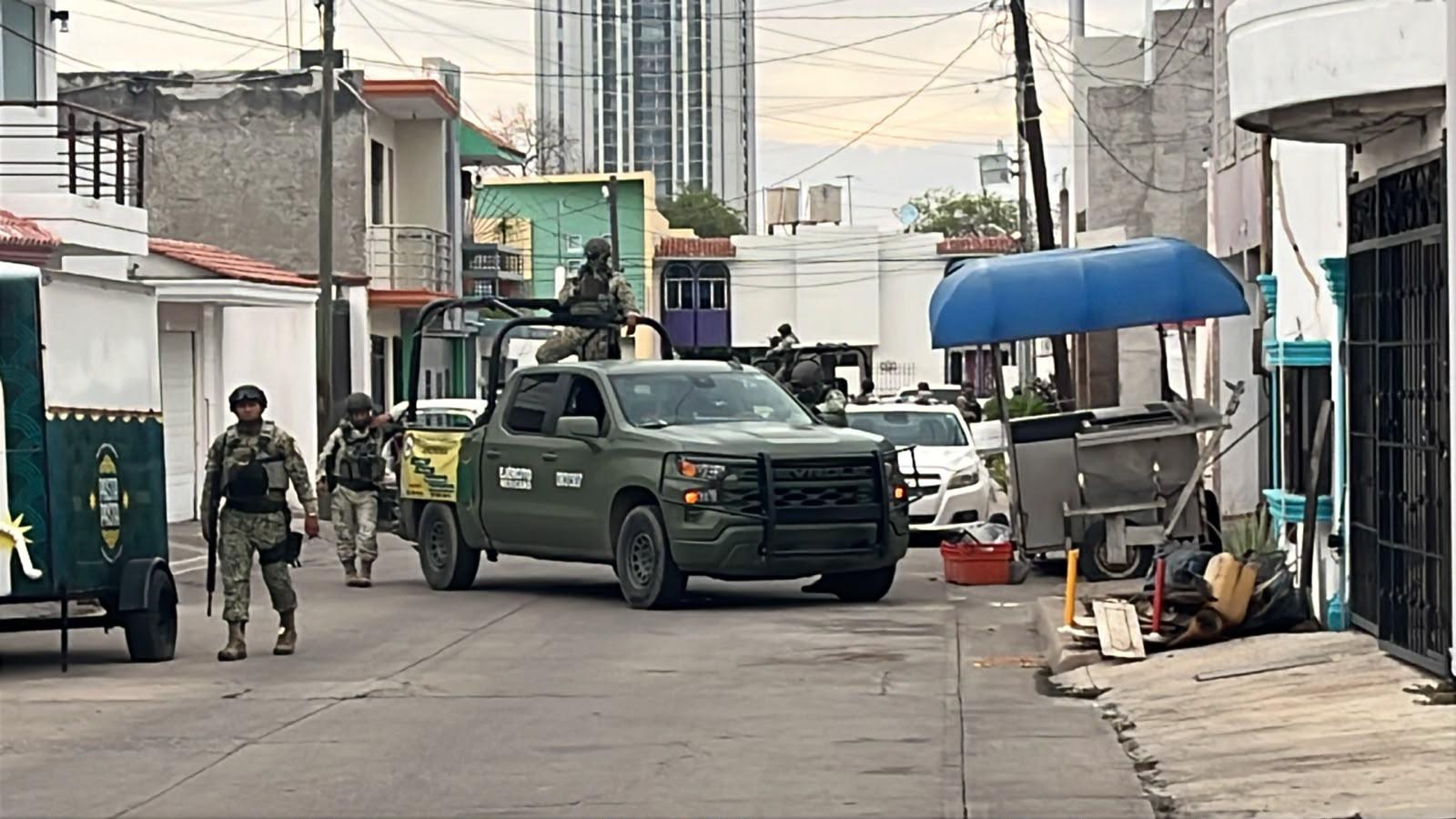 $!Ejército resguarda taller incendiado en la colonia Tierra Blanca; continúan las diligencias