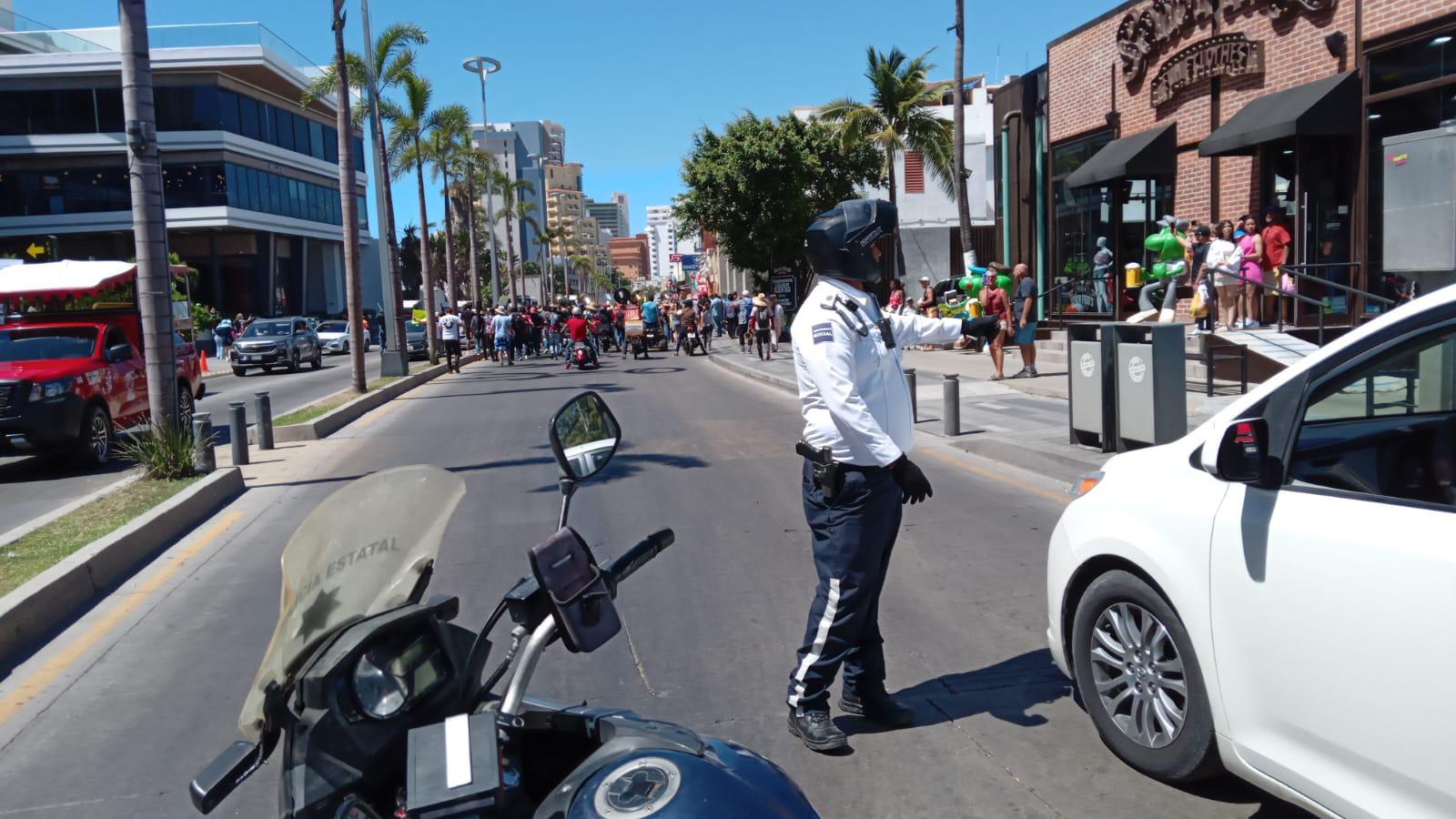 $!Se manifiestan músicos tocando y con marcha en plena zona turística