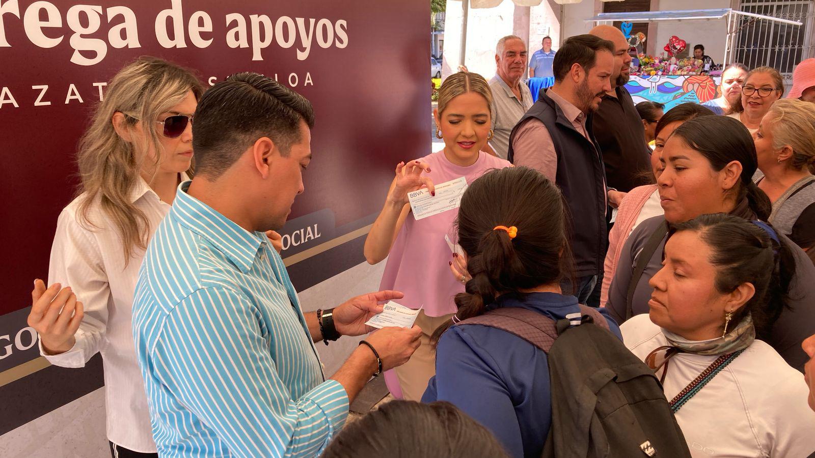 $!Vendedores de playas y pequeños comerciantes reciben apoyos económicos del gobierno del Estado