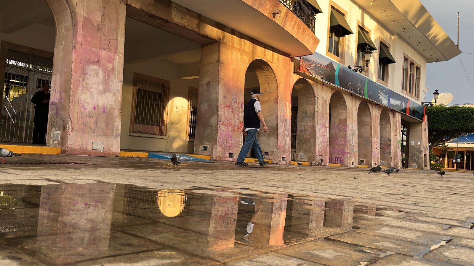 $!Lavan fachada del Ayuntamiento de Mazatlán tras pintas durante la marcha del 8M