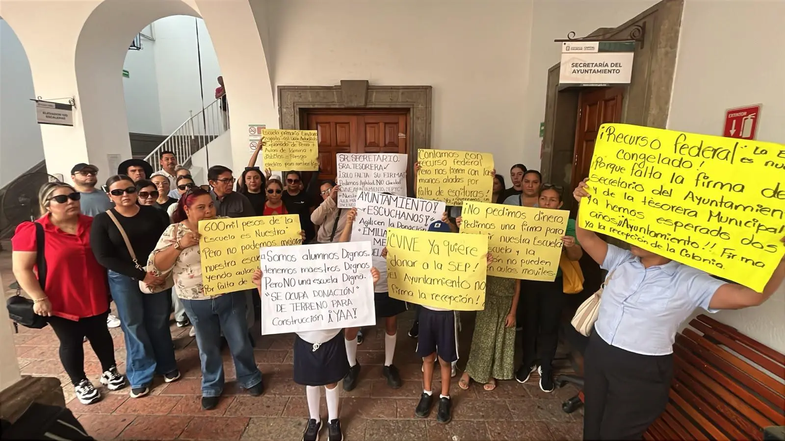 $!Con pancartas, se manifestan alumnos, maestros de la Escuela Primaria Emiliano Zapata.