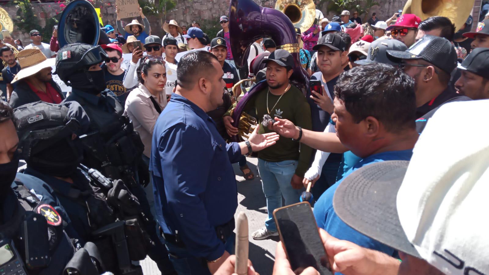 $!Se manifiestan músicos tocando y con marcha en plena zona turística