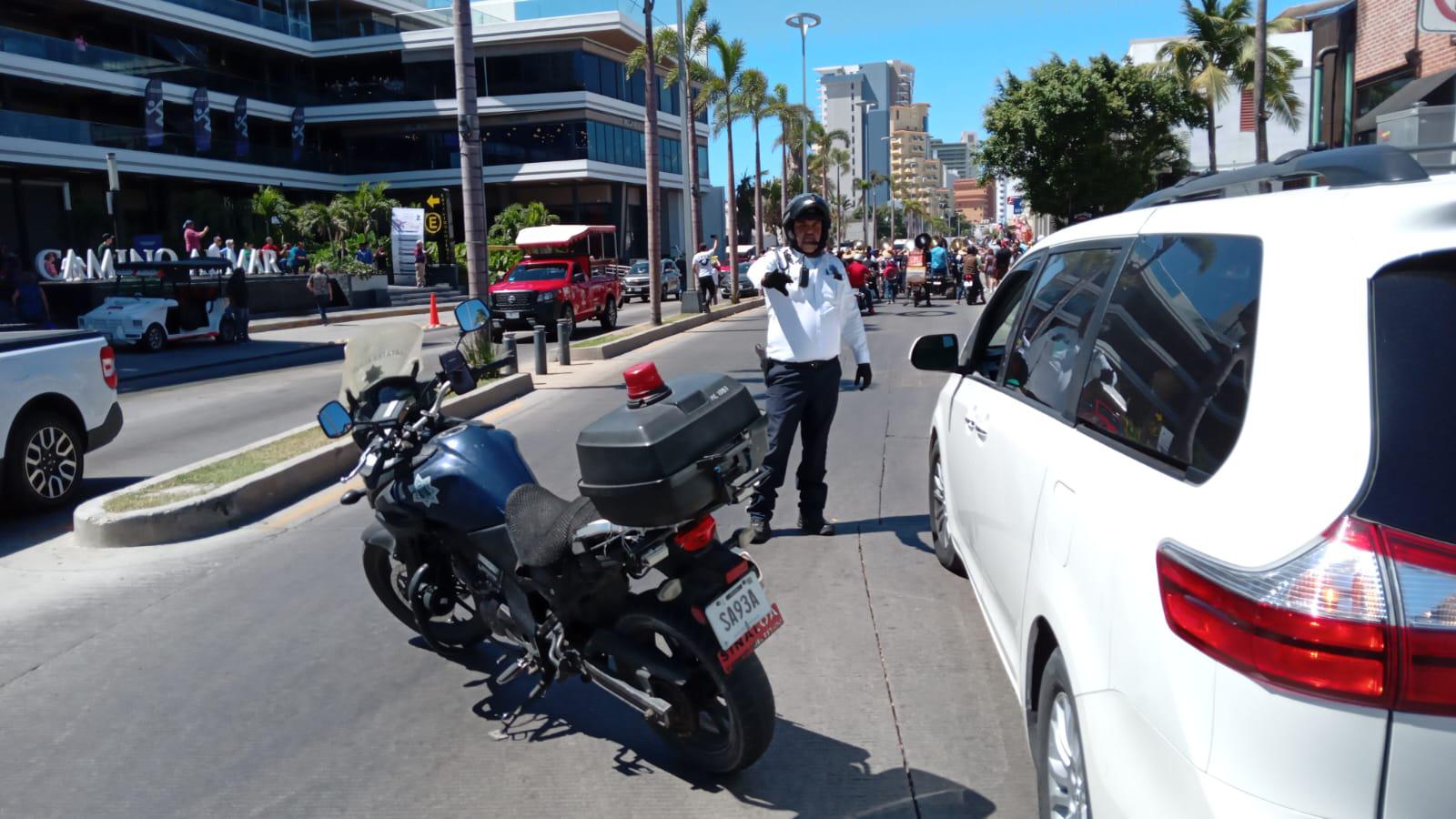 $!Se manifiestan músicos tocando y con marcha en plena zona turística