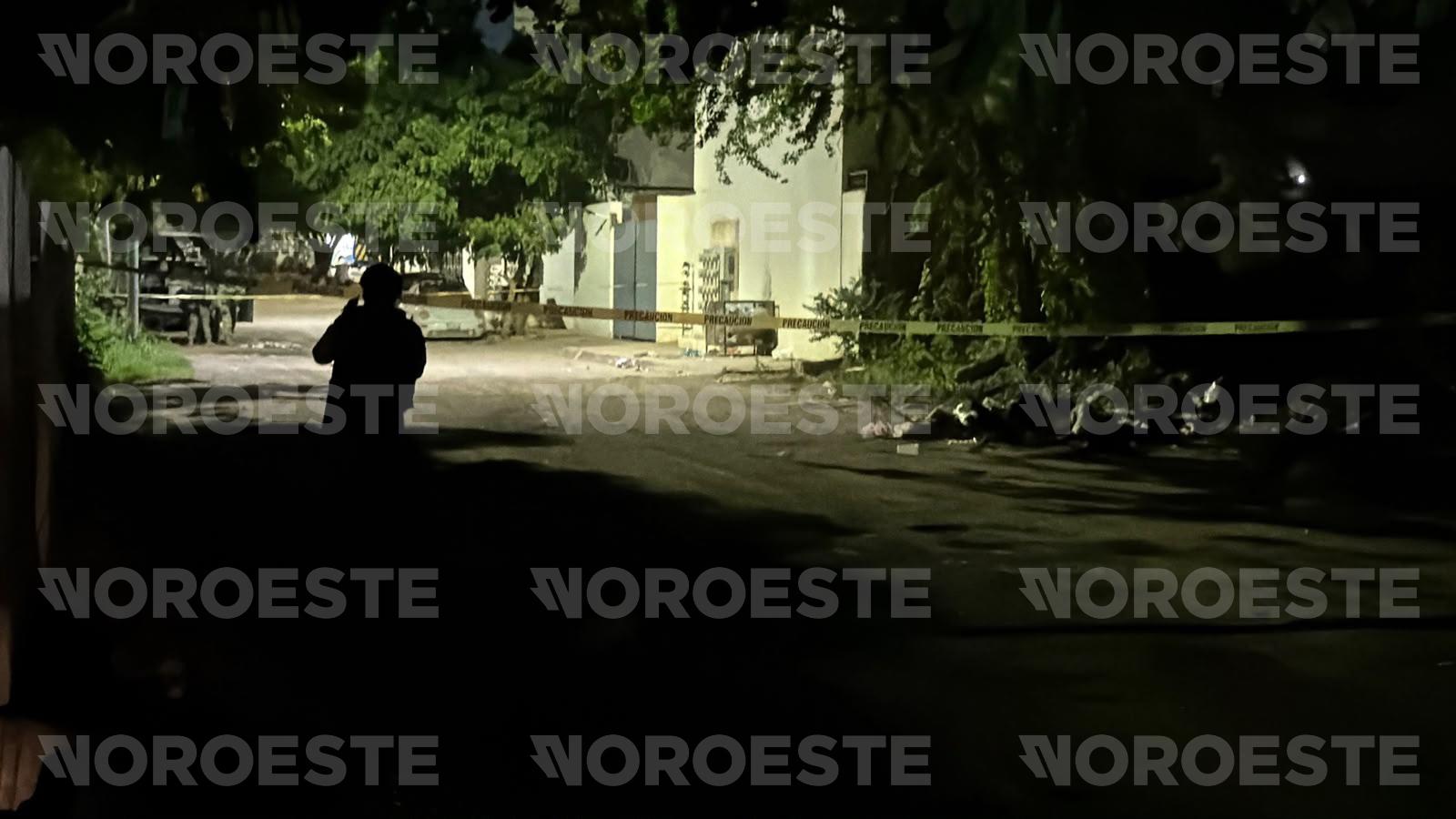 $!En Mazatlán, hallan cuerpo de un hombre envuelto en una sábana en la colonia Mazatlan II