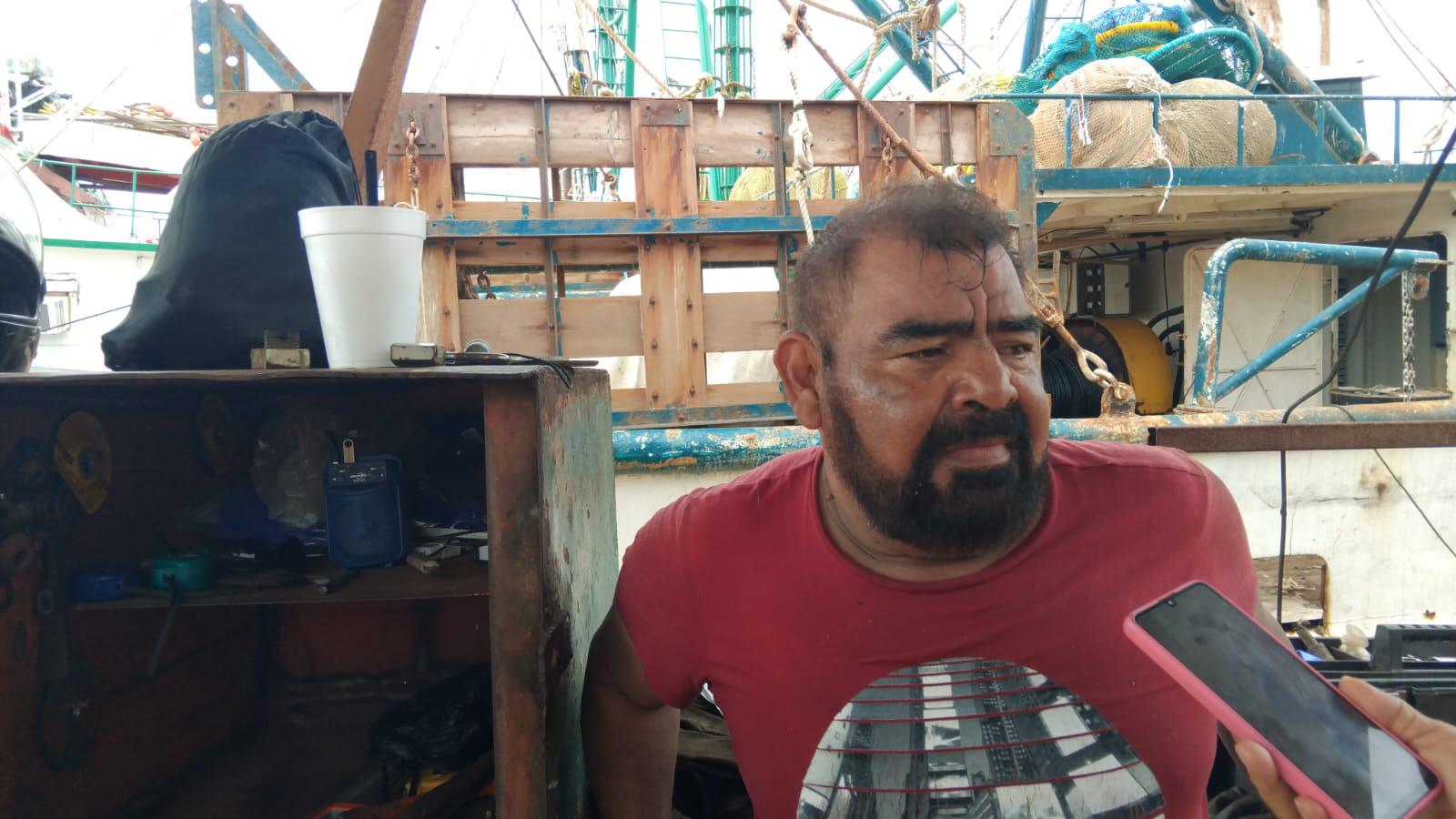 $!De fiado avituallan barcos, afinan motores y esperan el Bienpesca en lo que inician capturas del camarón