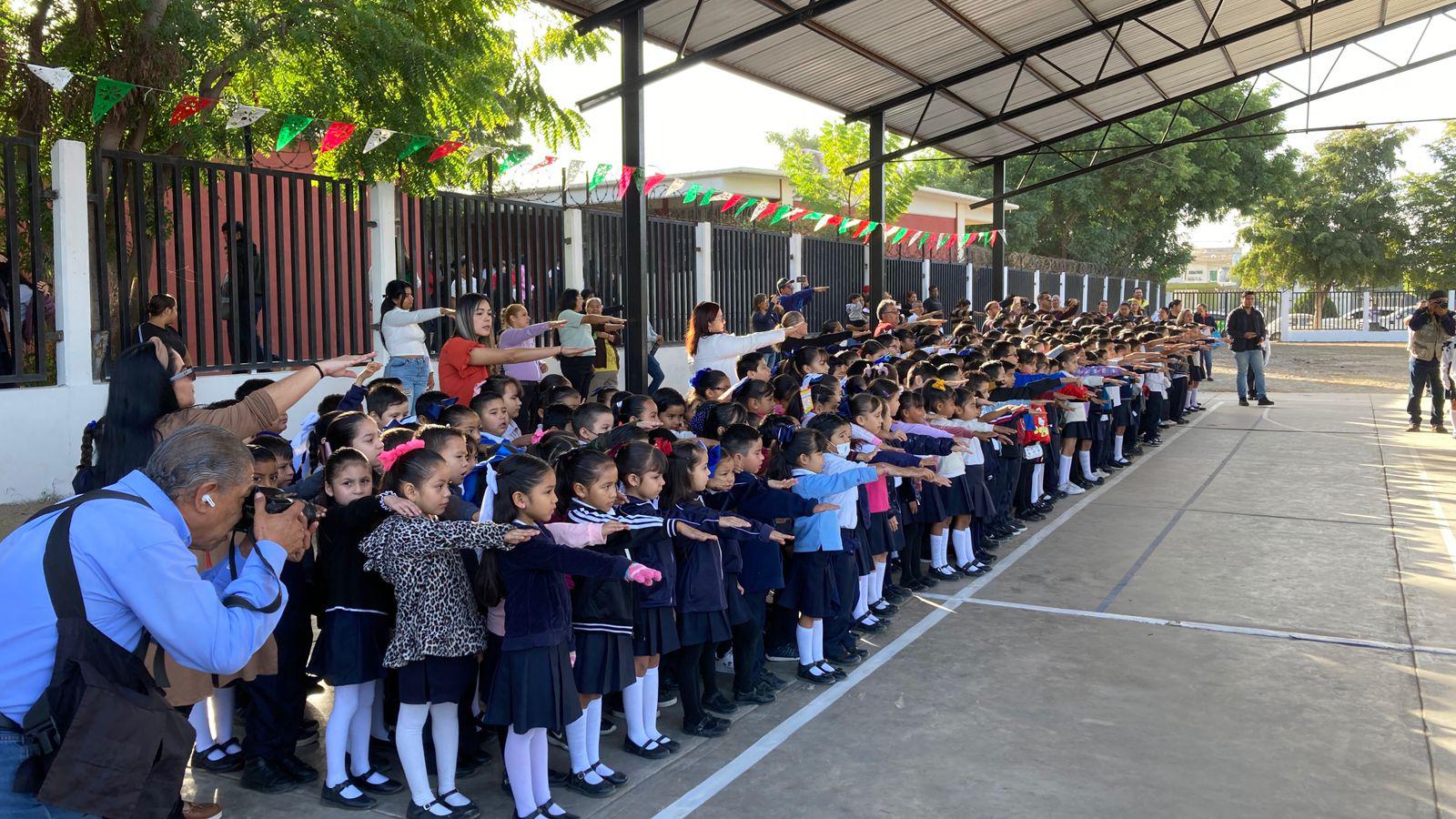 $!Se compromete Alcaldesa de Mazatlán a construir gradas en primaria de Valle Bonito