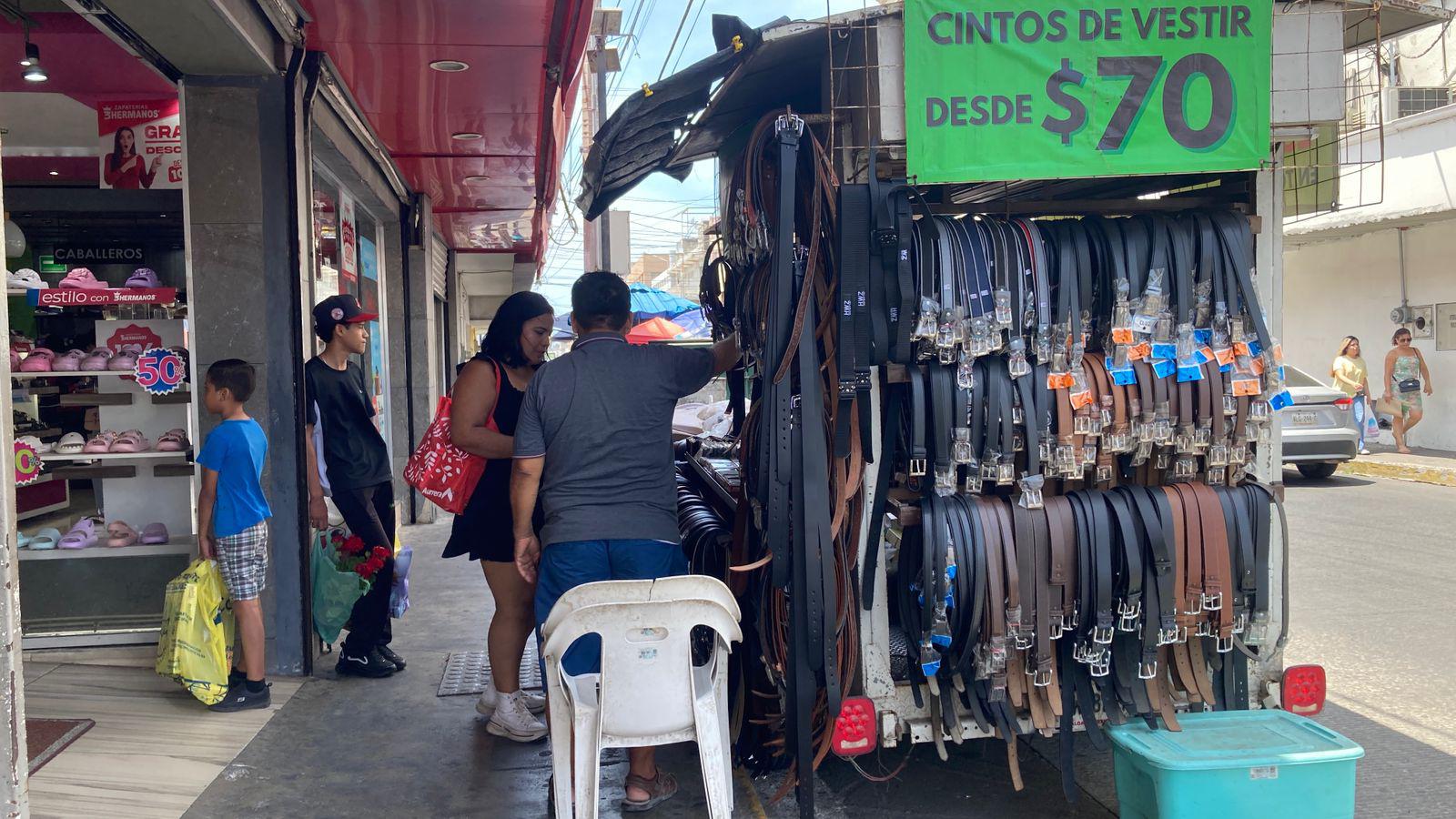 $!Bajas ventas previas al Día del Padre en el Centro de Mazatlán; comerciantes esperan reacción de último momento