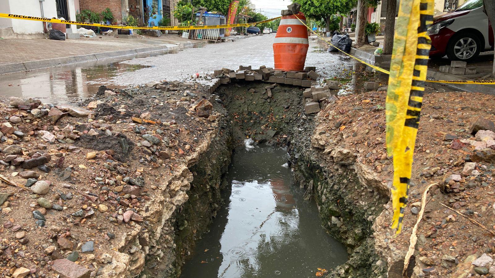 $!Denuncian vecinos gran zanja con aguas negras en la colonia Sánchez Celis