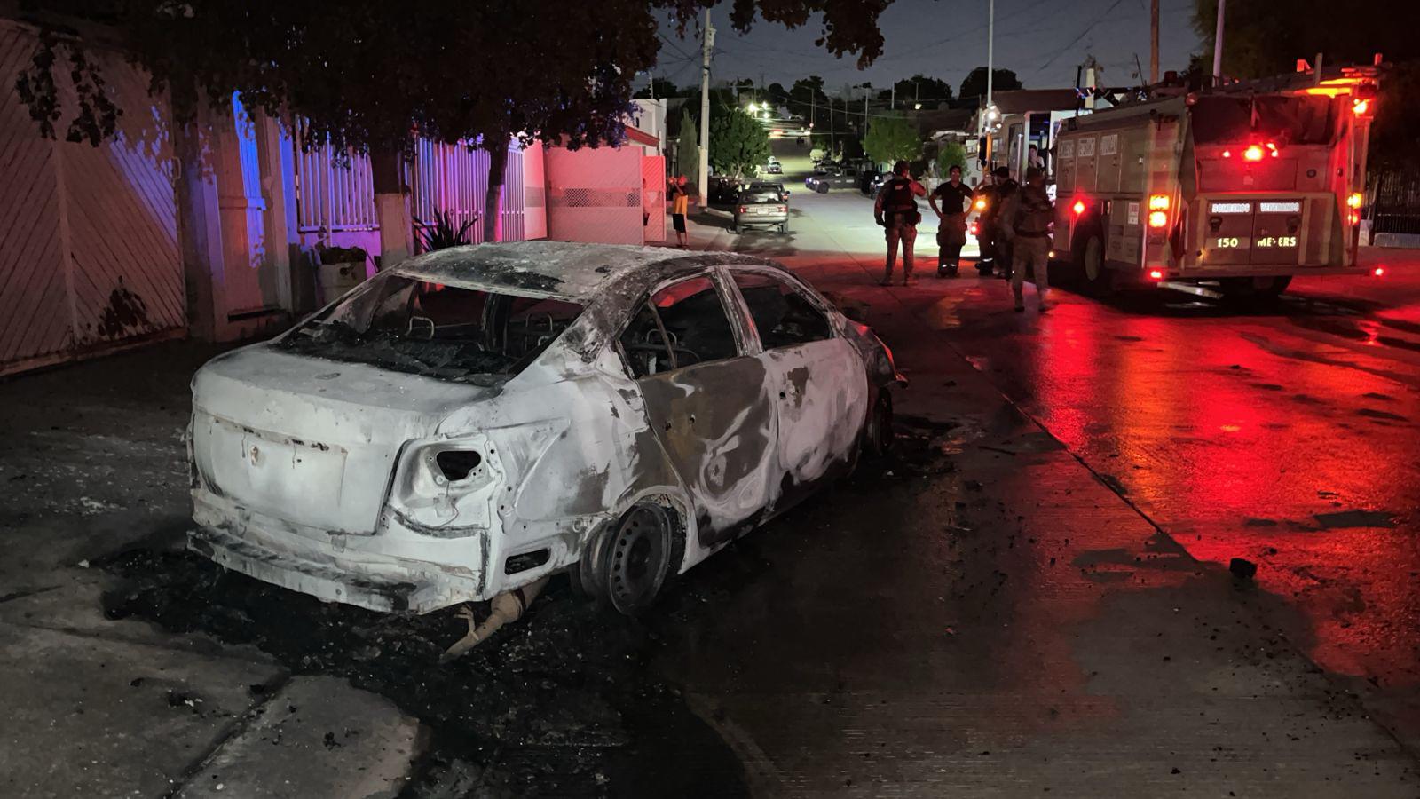 $!Vehículo queda en pérdida total tras incendiarse en la colonia Lázaro Cárdenas, en Culiacán