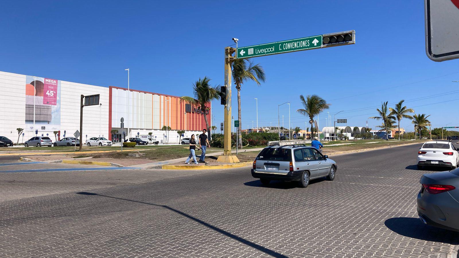 $!Falta de cruces peatonales o señalamientos genera riesgo en avenida de La Marina