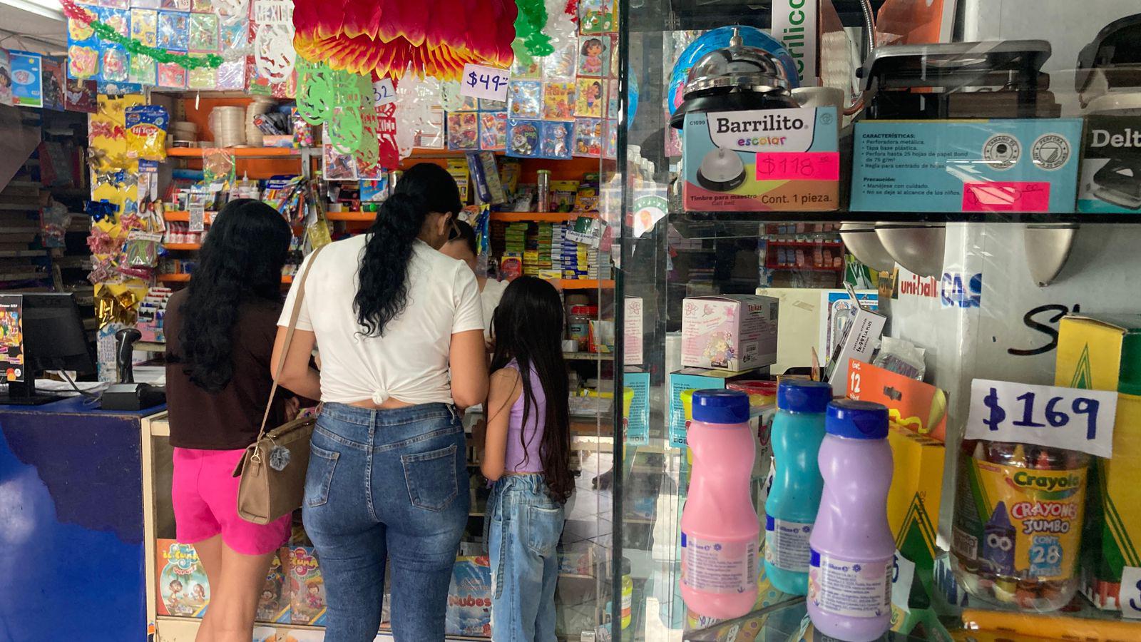$!Canje de útiles escolares gratuitos avanza a un 40 por ciento en Mazatlán, reportan papelerías