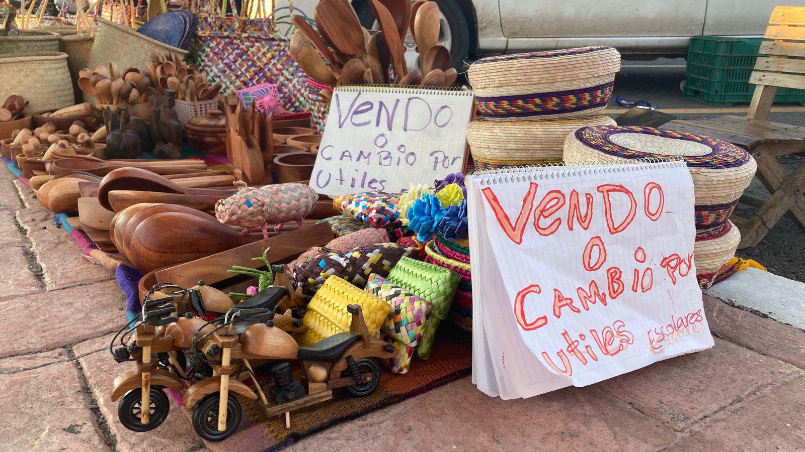 $!Cambia Alicia artesanías por útiles escolares para que sus hijos puedan seguir estudiando