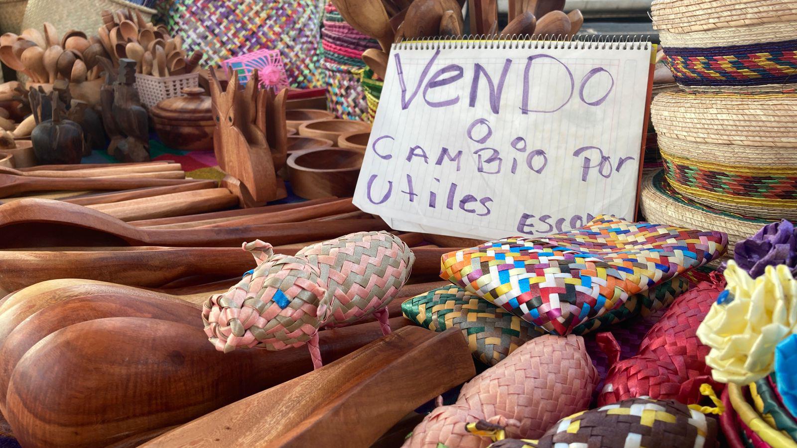 $!Cambia Alicia artesanías por útiles escolares para que sus hijos puedan seguir estudiando