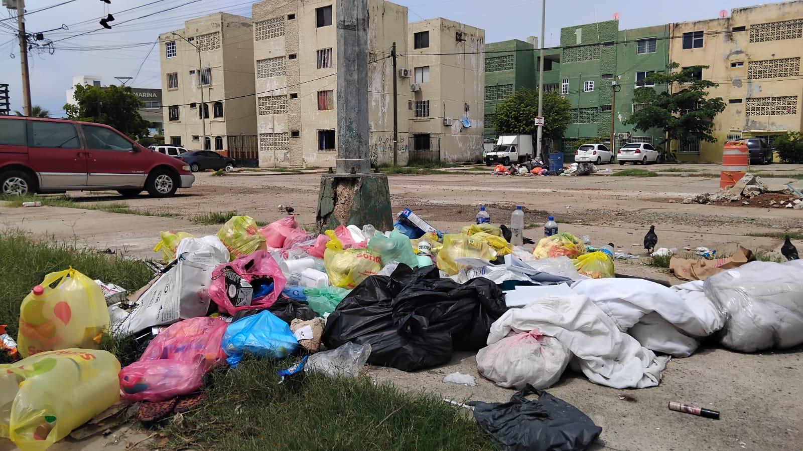 $!Entre basura y desechos, continúa la contaminación en el fraccionamiento El Toro, en Mazatlán