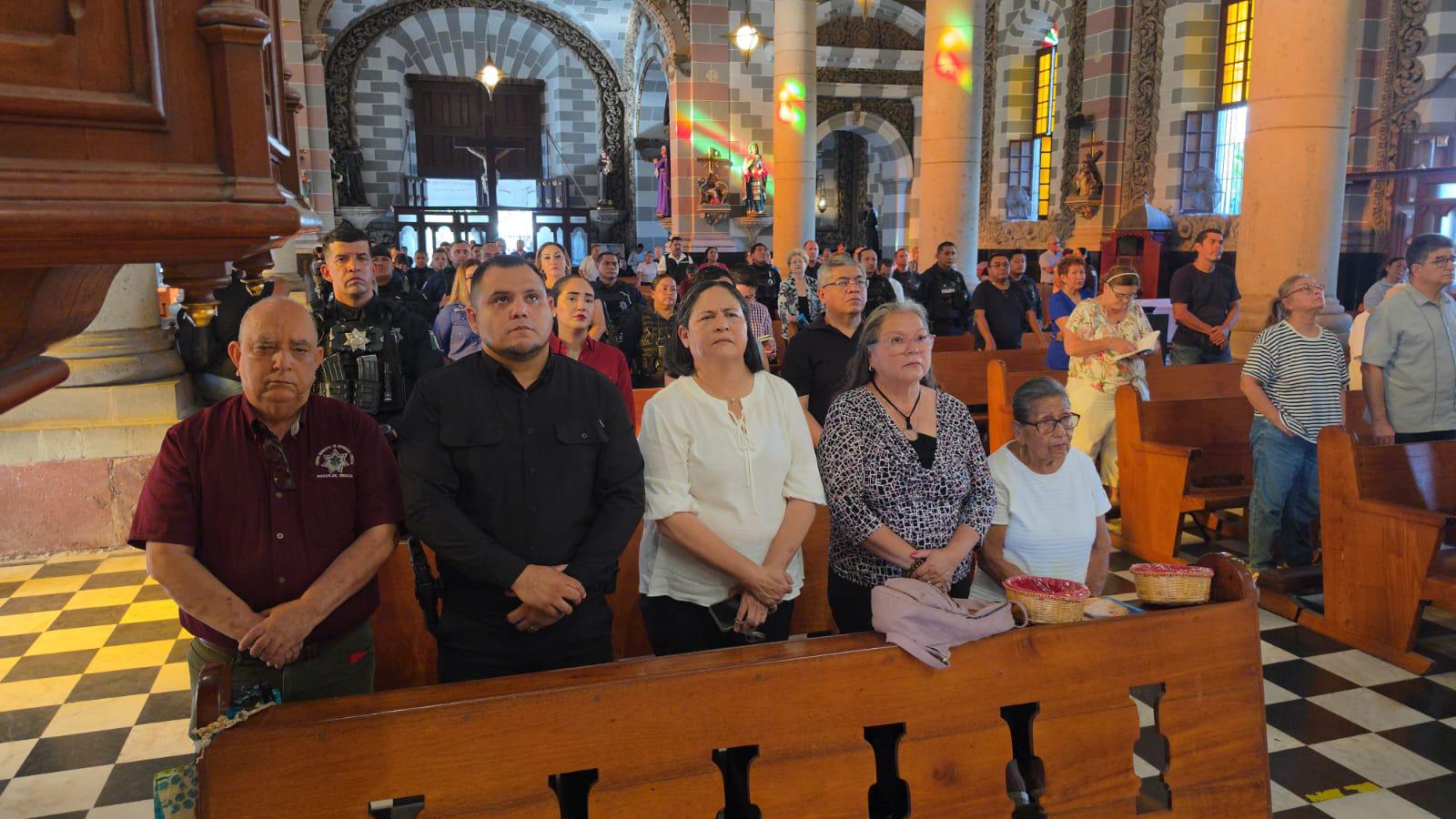 $!Llama sacerdote a policías en Mazatlán a no dejarse corromper y a mantenerse firmes en la justicia y en el bien común