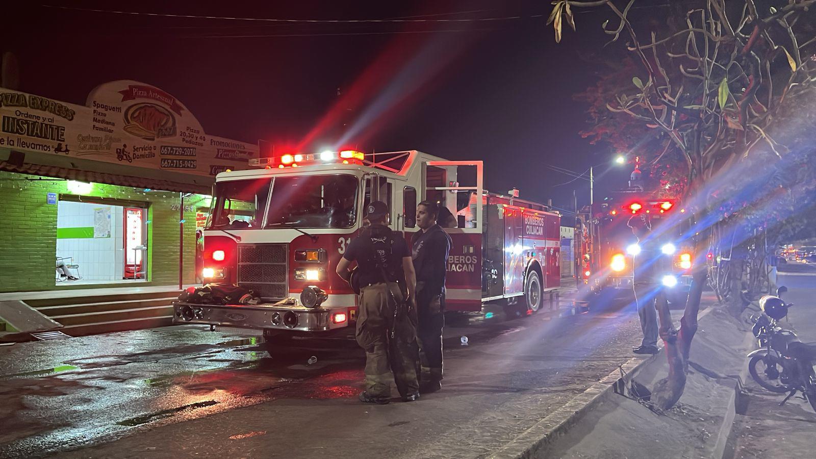 $!Se incendia un vehículo y una vivienda en la colonia Emiliano Zapata, en Culiacán