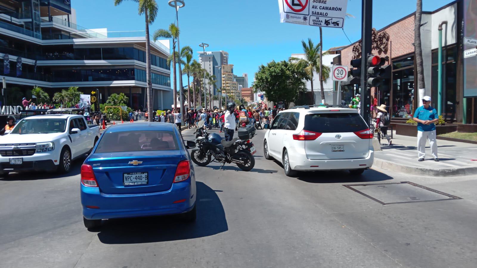 $!Se manifiestan músicos tocando y con marcha en plena zona turística