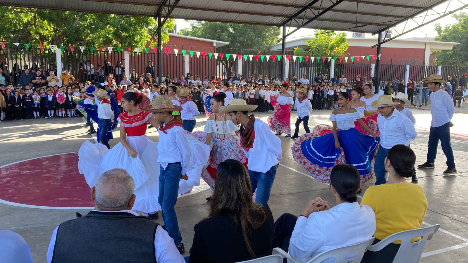 $!Se compromete Alcaldesa de Mazatlán a construir gradas en primaria de Valle Bonito