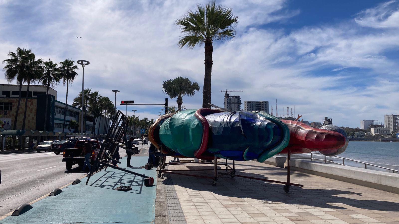 $!Con su llegada al malecón, los monigotes ‘anuncian’ que el Carnaval está cerca