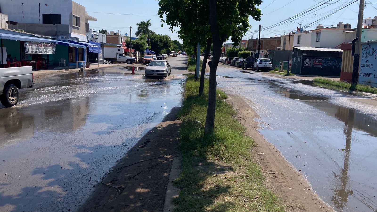 $!Desborda corriente de aguas negras por la avenida Jabalíes en Mazatlán