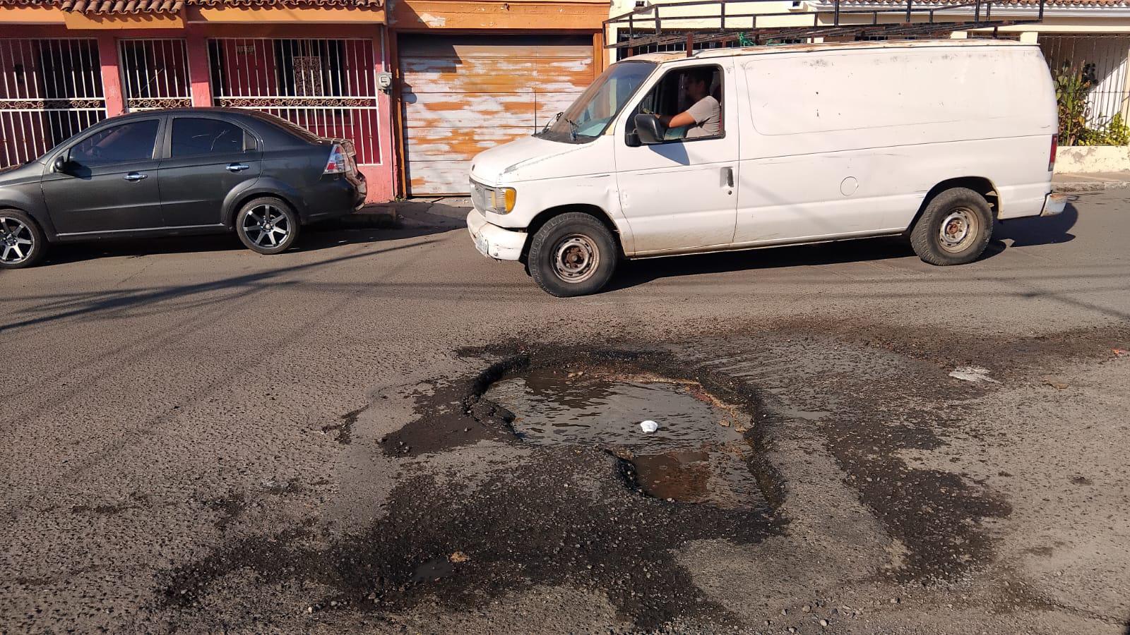 $!Molesta a vecinos gran cantidad de baches en crucero de la Villa Galaxia, en Mazatlán