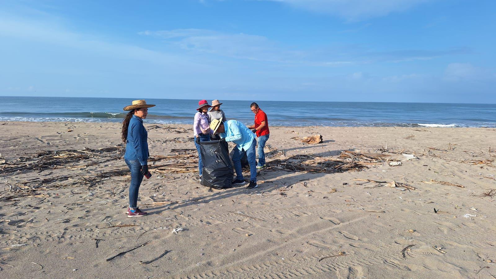 $!Llevan a cabo jornada de limpieza en la playa Las Cabras, en Escuinapa